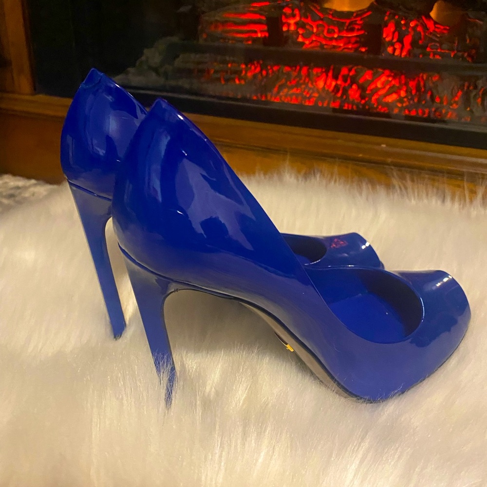 Beautiful blue Gucci shoes! LOVE them but too narrow for my wide foot!